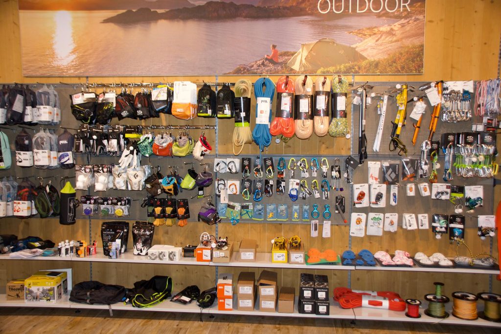 Das Bild zeigt das Hardware Angebot des Gigasport Spittal an der Drau, zu sehen ist ein Regal mit Alpinsportausrüstung.