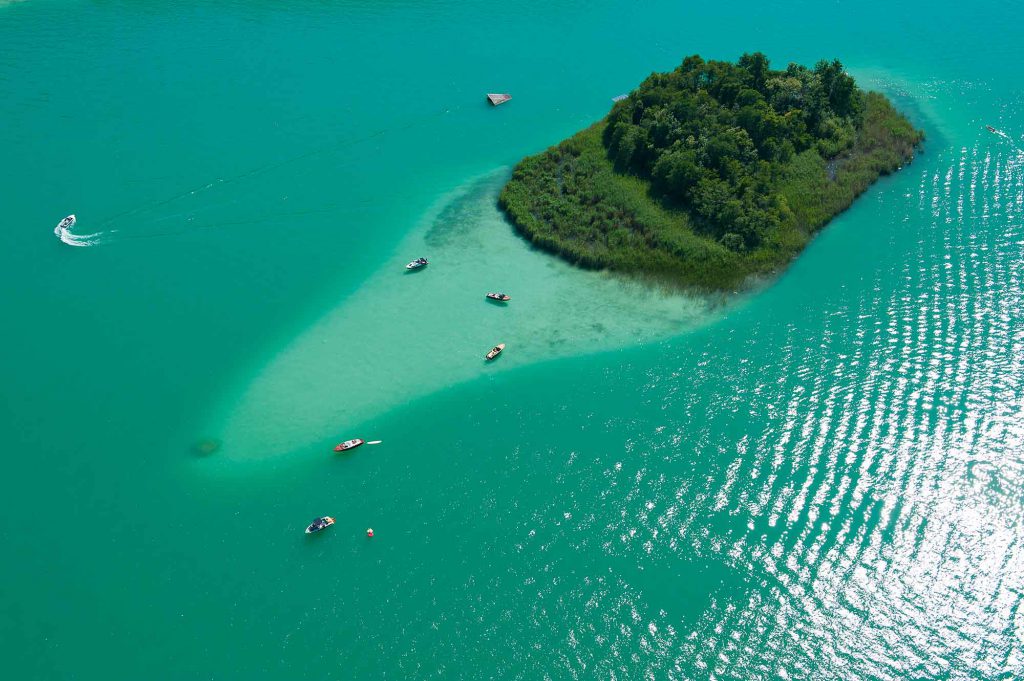 Das Bild zeigt den Wörthersee aus einer Luftaufnahme, der wunderschöne See ist einer der Hauptargumente für den Kletterurlaub Kärnten