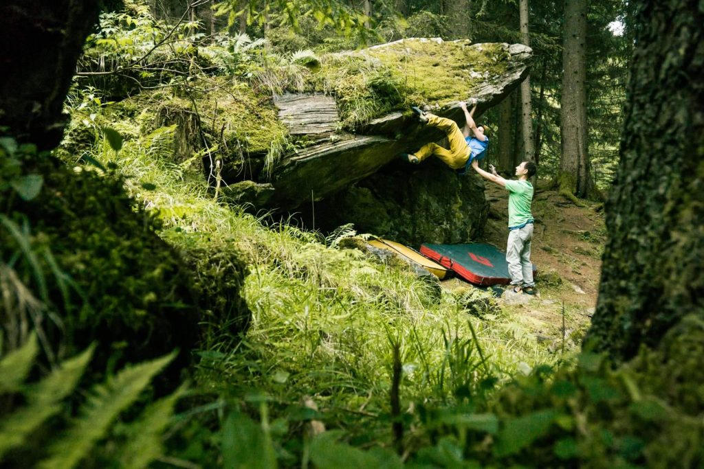 Das Bild zeigt einen Kletterer beim Bouldern im Maltatal im Gebiet Bienenlehrpfad