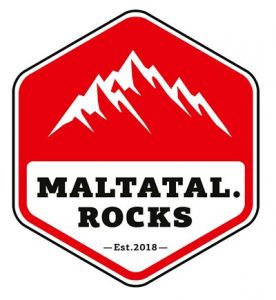 Das Bild zeigt das Logo von maltatal.rocks, eine Stoptafel ähnliche Grafik, mit BErgzacken und dem Schriftzug in schwarzer Farbe auf weißem Grund.