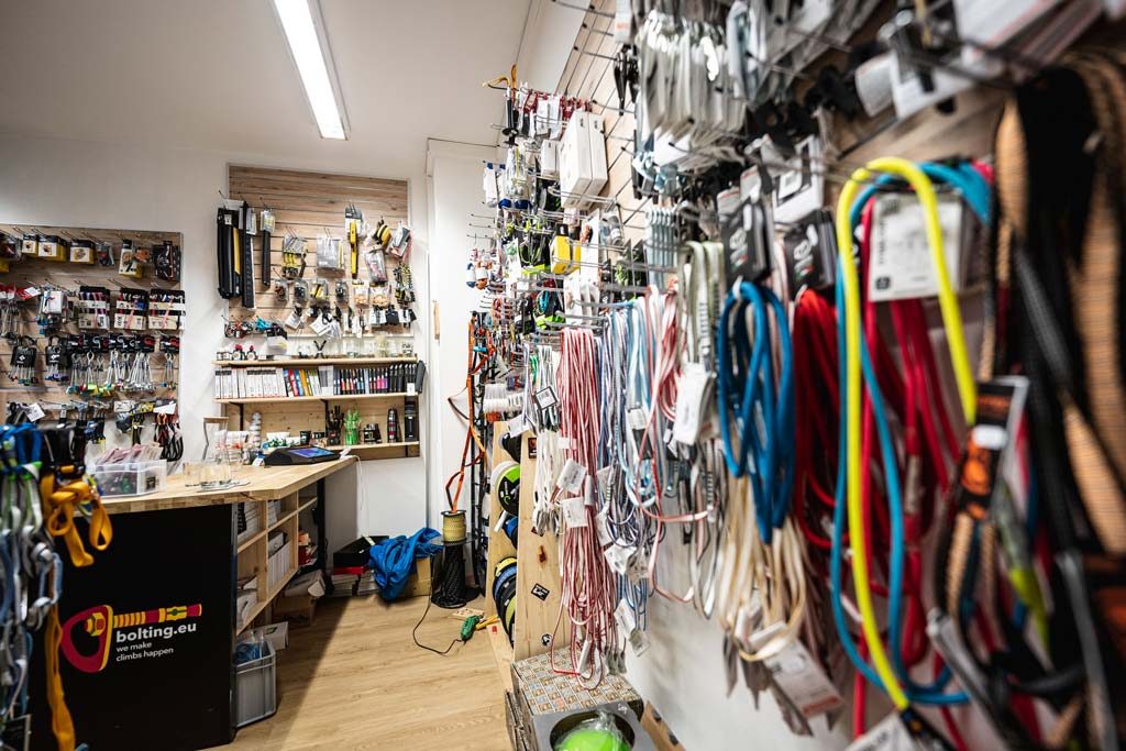 Innenleben von einem Klettershop mit Bergsportprodukten.