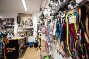 Innenleben von einem Klettershop mit Bergsportprodukten.