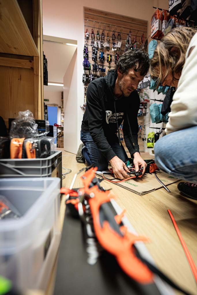 Klettershop Mitarbeiter bei der Beratung zu Steugeisen.