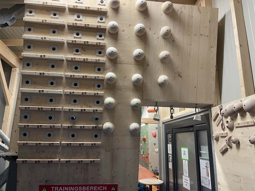 Campusboard mit Holzgriffen in der Boulder Box Radenthein.