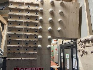 Campusboard mit Holzgriffen in der Boulder Box Radenthein.