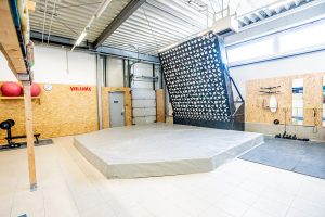 Kilter Board mit Matte in der Boulderhalle Villach.