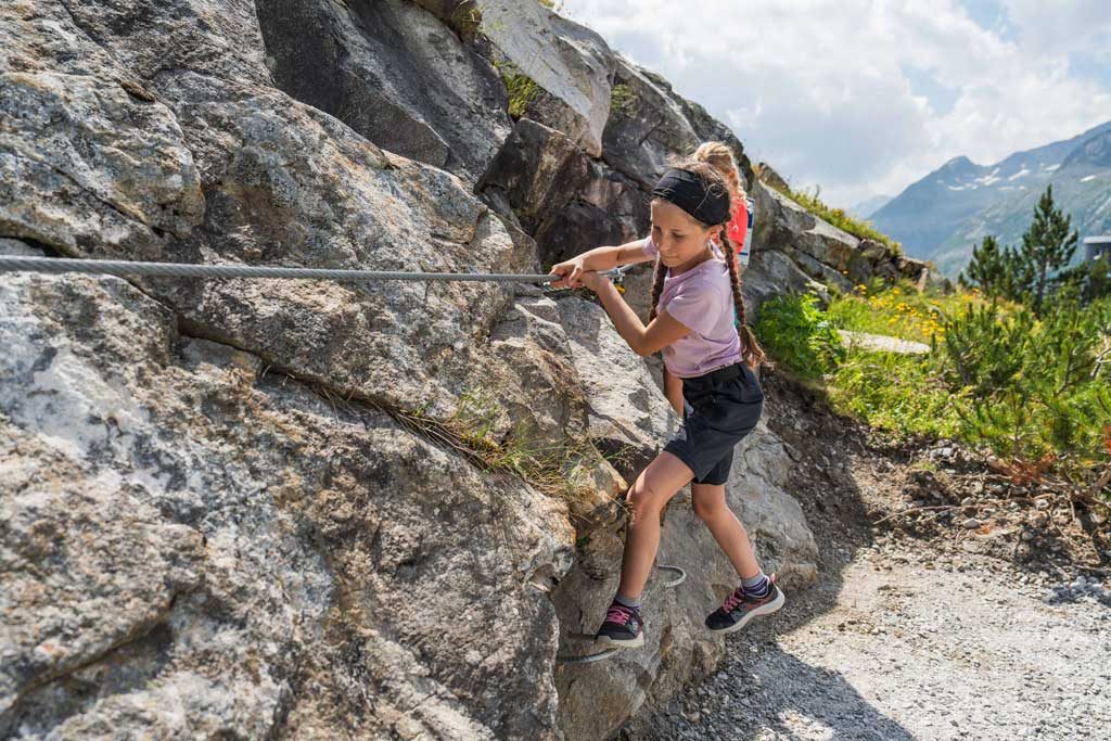 Ein Mädchen am Mini Klettersteig am Abenteuerweg Kölnbrein.