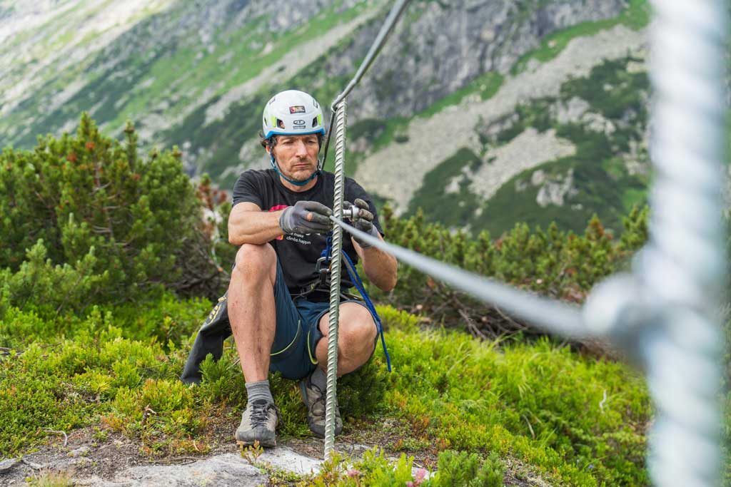 Gerhard Schaar von der Firma bolting.eu beim Spannen eines Drahtseils für den Abenteuerweg Kölnbrein.