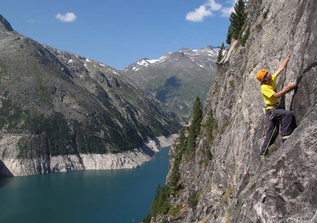Kletterer vor BErgkulisse im Klettergarten Kleine Kölnbreinwand im MAltatal.